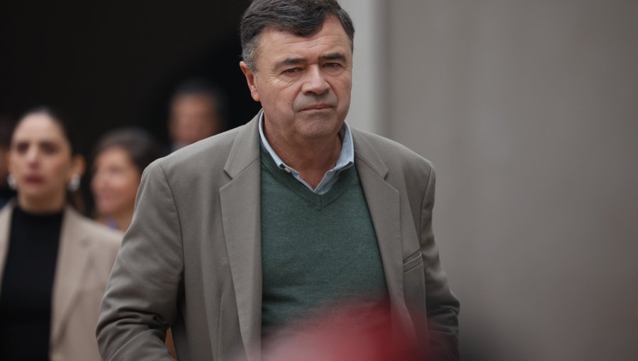Ministro Valenzuela admite no saber si le compró a vendedor informal en feria libre de Rancagua: "No lo descarto"