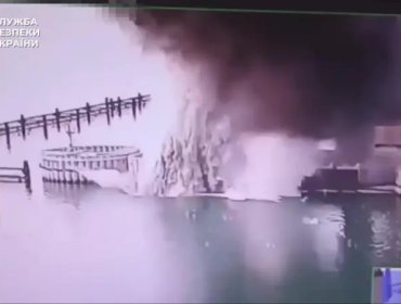 Servicio de Seguridad de Ucrania afirma que atacó un puente clave de Crimea con explosivos submarinos