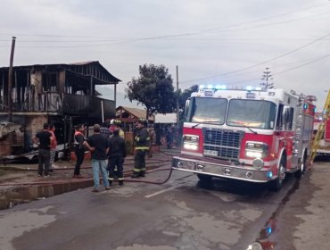 Incendio consumió completamente una vivienda y afectó a otras dos en Hijuelas: Al menos 13 personas resultaron damnificadas