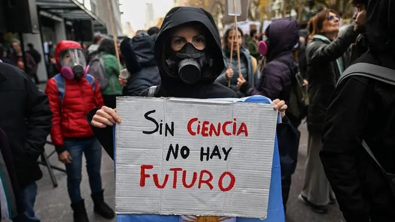 Cuatro de los grupos más perjudicados por los drásticos recortes de Javier Milei en Argentina