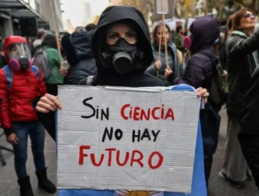 Cuatro de los grupos más perjudicados por los drásticos recortes de Javier Milei en Argentina