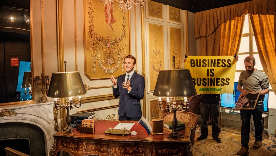 Greenpeace devuelve estatua de cera de Emmanuel Macron que fue sustraída el lunes del museo Grévin de París