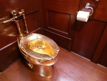 La increíble historia de cómo se robaron de un palacio británico un inodoro de oro que valía más de US$6 millones