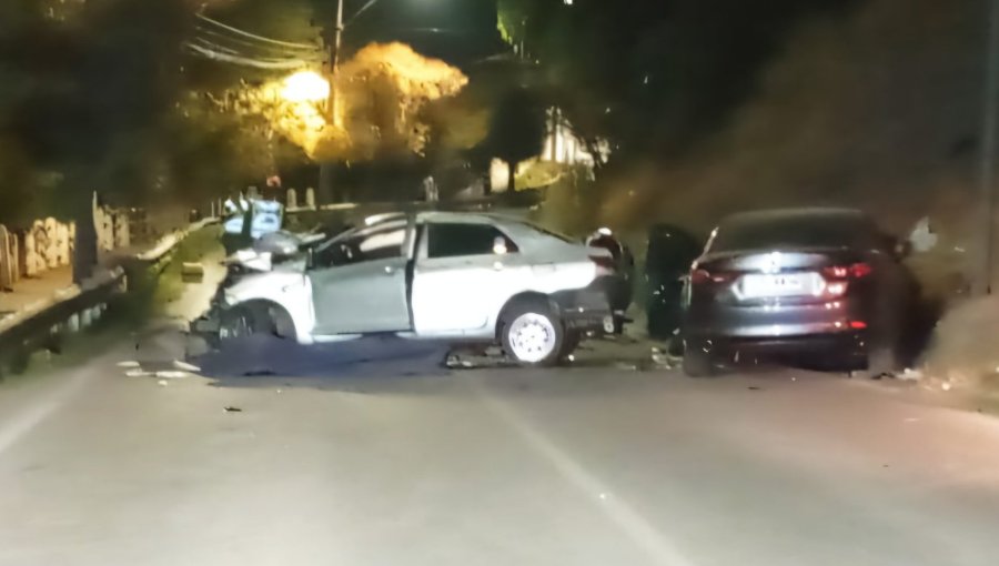 Dos fallecidos y dos heridos graves deja colisión frontal entre dos autos en Los Andes