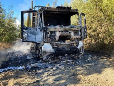 Nuevo ataque incendiario en La Araucanía: desconocidos quemaron cuatro camiones y tres maquinarias en Collipulli