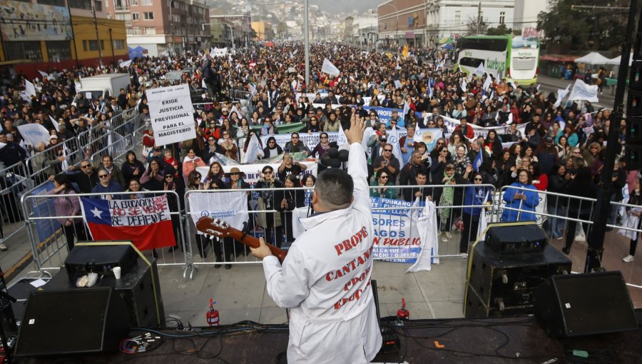 7 mil profesores marcharon en Valparaíso exigiendo respuestas a su Agenda Corta: "Es una interpelación a políticos y al Gobierno"