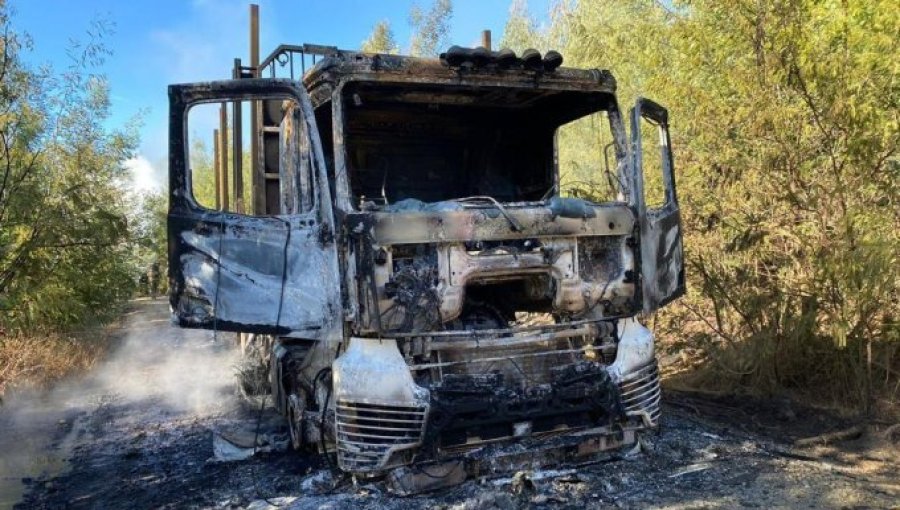 Nuevo ataque incendiario en La Araucanía: desconocidos quemaron cuatro camiones y tres maquinarias en Collipulli