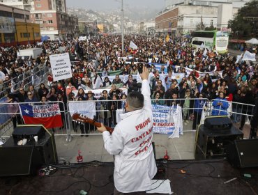 7 mil profesores marcharon en Valparaíso exigiendo respuestas a su Agenda Corta: "Es una interpelación a políticos y al Gobierno"