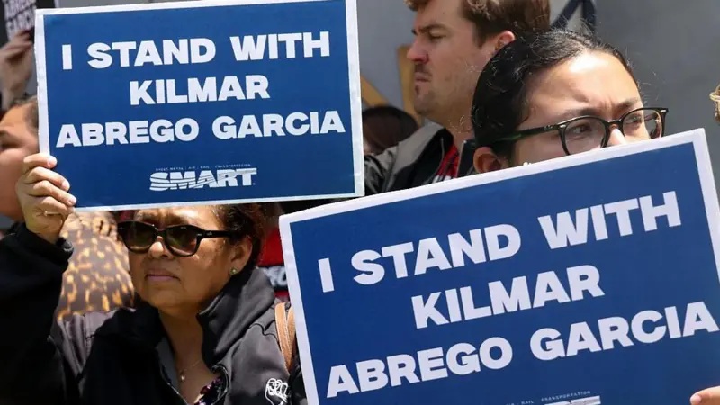 Gobierno de Trump retorna a EE.UU. al migrante a quien deportó por error a la megaprisión de El Salvador