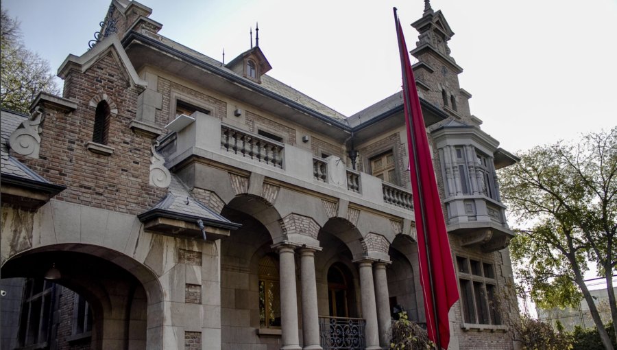 Denuncian presunto negocio millonario entre el Serviu y la Fundación Salvador Allende