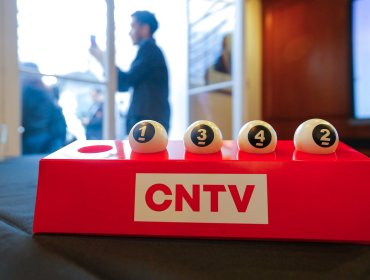CNTV realiza sorteo para determinar en qué orden aparecerán los candidatos oficialistas en la franja televisiva para primarias
