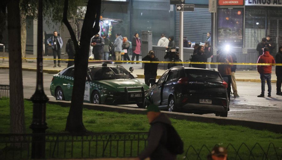 Dos personas murieron tras ser chocados por auto de delincuentes que escapaba de carabineros en el centro de Santiago