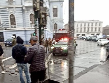 Mochila abandonada paraliza a céntrico sector de Valparaíso: GOPE de Carabineros pericia posible artefacto explosivo