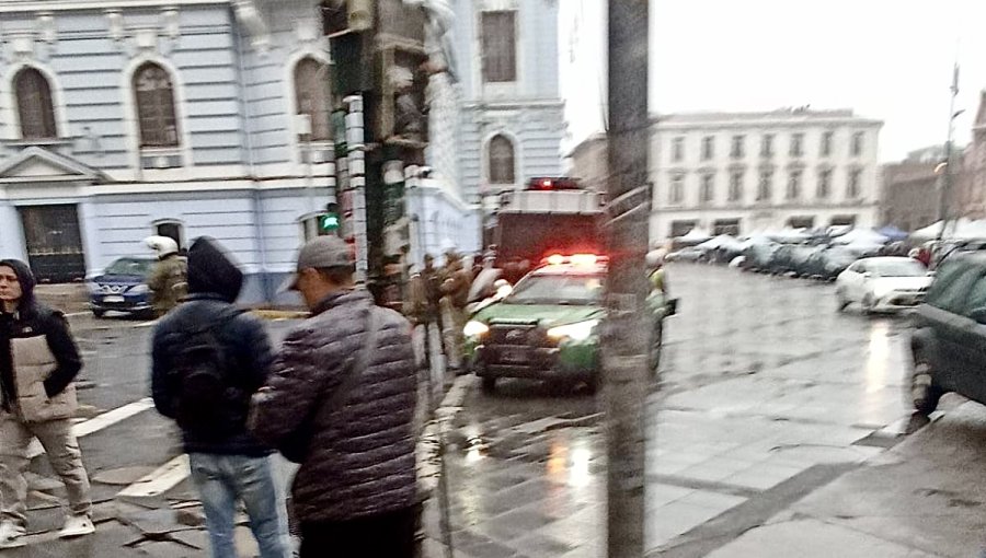 Mochila abandonada paralizó a céntrico sector de Valparaíso: GOPE de Carabineros descartó que fuera un artefacto explosivo