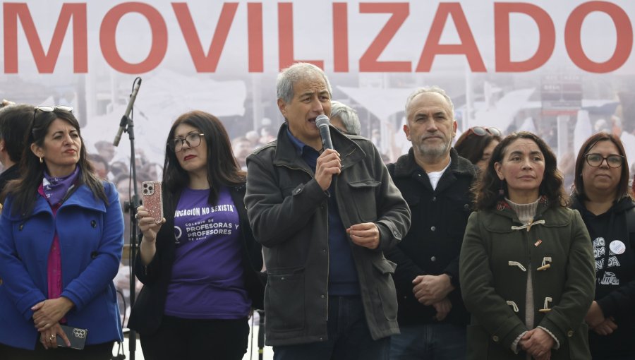Presidente del Colegio de Profesores acusa "una suerte de colusión" entre contralora y la UDI tras oficio a los SLEP