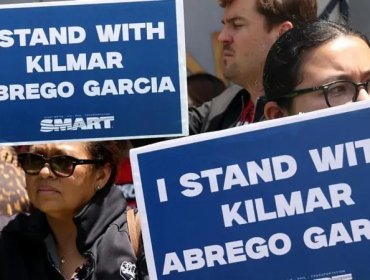 Gobierno de Trump retorna a EE.UU. al migrante a quien deportó por error a la megaprisión de El Salvador