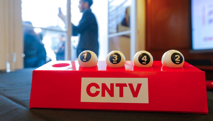 CNTV realiza sorteo para determinar en qué orden aparecerán los candidatos oficialistas en la franja televisiva para primarias