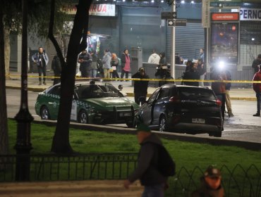 Dos personas murieron tras ser chocados por auto de delincuentes que escapaba de carabineros en el centro de Santiago