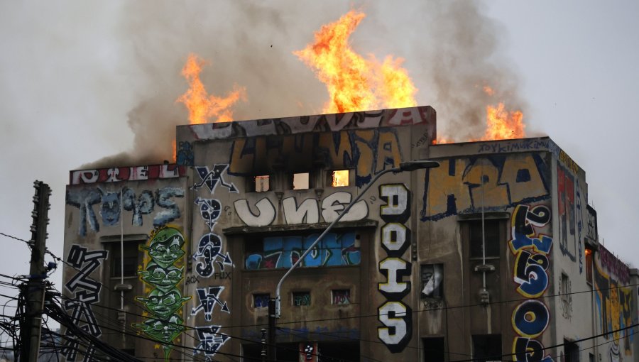 Nuevo incendio en edificio del barrio Puerto de Valparaíso: Bomberos apunta a okupas como causantes de la emergencia