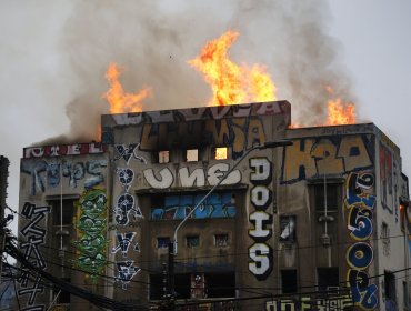 Nuevo incendio en edificio del barrio Puerto de Valparaíso: Bomberos apunta a okupas como causantes de la emergencia