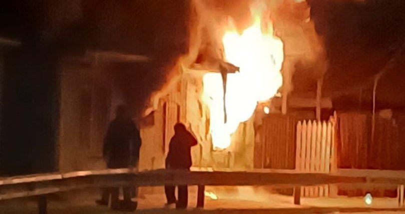 Incendio consume completamente una vivienda en Camino Cintura en Valparaíso: existe peligro de propagación