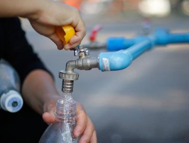 Anuncian corte de agua por tres días en seis comunas de la Región Metropolitana por trabajos en Línea 7