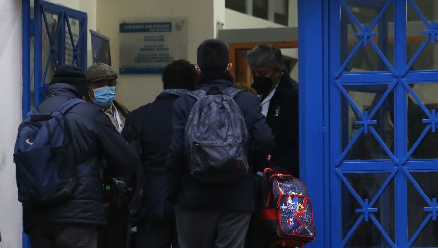 Ministro de Seguridad pide "no transformar a los establecimientos en espacios policiales" por instalación de detectores de metales en colegios