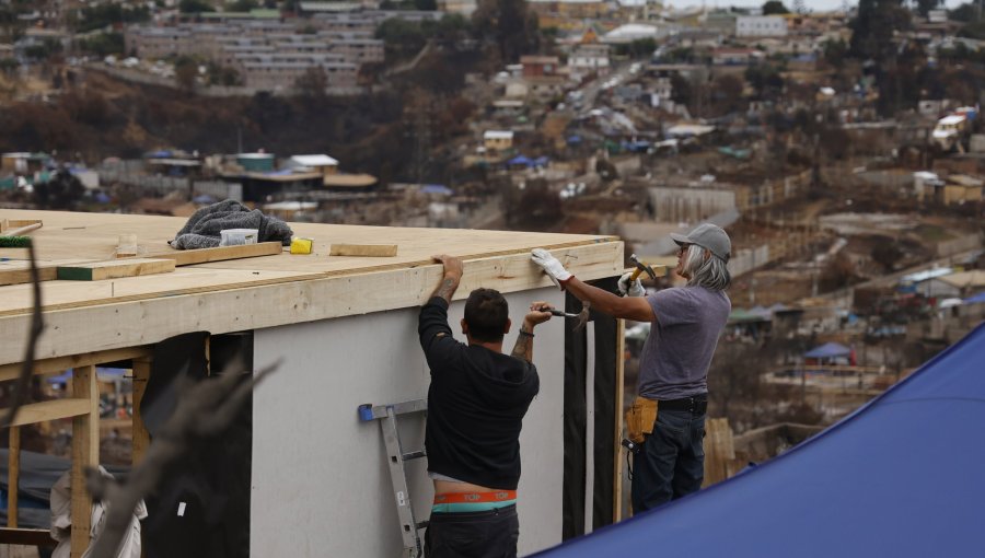 "¿Vivirán en un mundo paralelo?": Acusan a autoridades de dar datos equivocados sobre bonos y casas de emergencia tras megaincendio