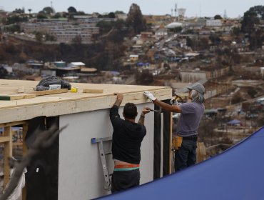"¿Vivirán en un mundo paralelo?": Acusan a autoridades de dar datos equivocados sobre bonos y casas de emergencia tras megaincendio
