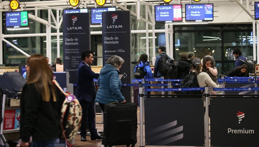 Avión debió ser desembarcado tras aviso de bomba en Aeropuerto de Santiago