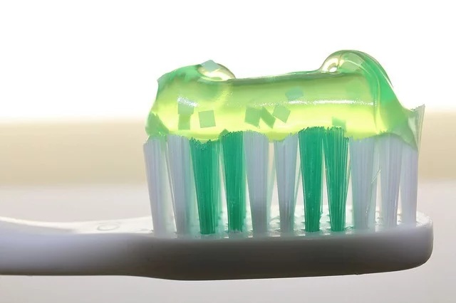 ISP identifica 19 pastas dentales con fluoruro de estaño y advierte posibles efectos adversos
