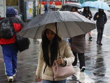 Ministro Elizalde y Aguas Andinas aseguran que todo el sistema está en alerta por lluvias