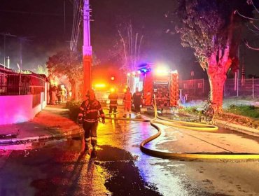 Incendio estructural destruyó una casa esta madrugada en el sector norte de Villa Alemana