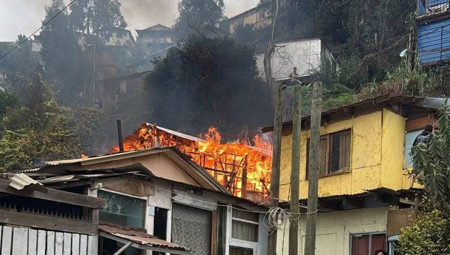 Casa de material ligero resulta destruida por incendio en cerro Las Cañas de Valparaíso