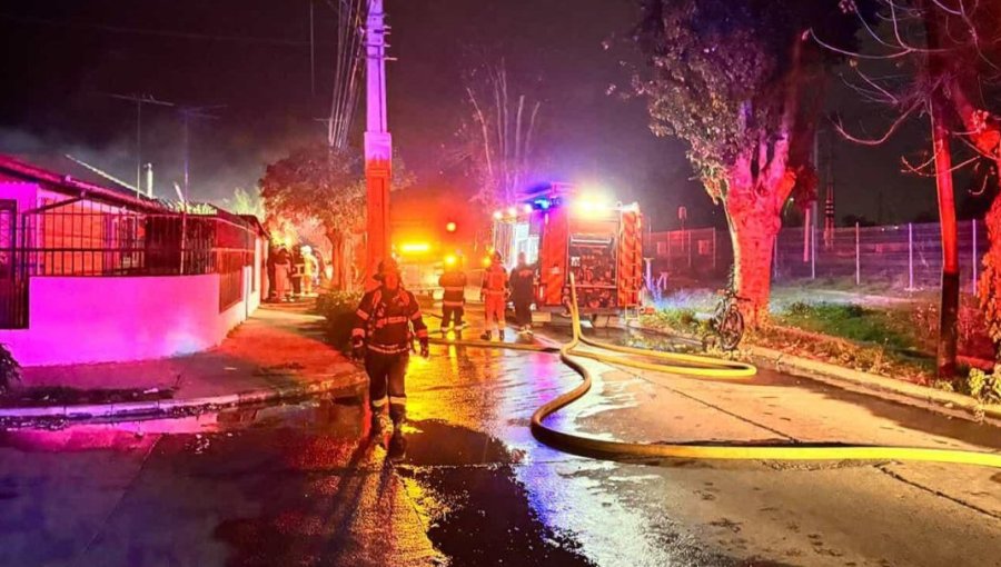 Incendio estructural destruyó una casa esta madrugada en el sector norte de Villa Alemana