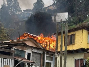 Casa de material ligero resulta destruida por incendio en cerro Las Cañas de Valparaíso