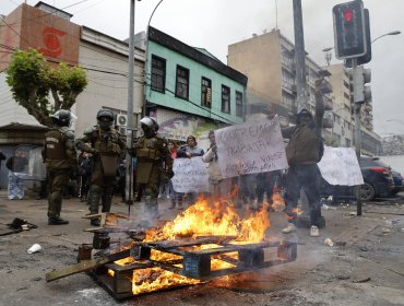 Pese a protestas y barricadas, Valparaíso dio inicio a plan contra el comercio ambulante con operativo de despeje en Mercado Cardonal