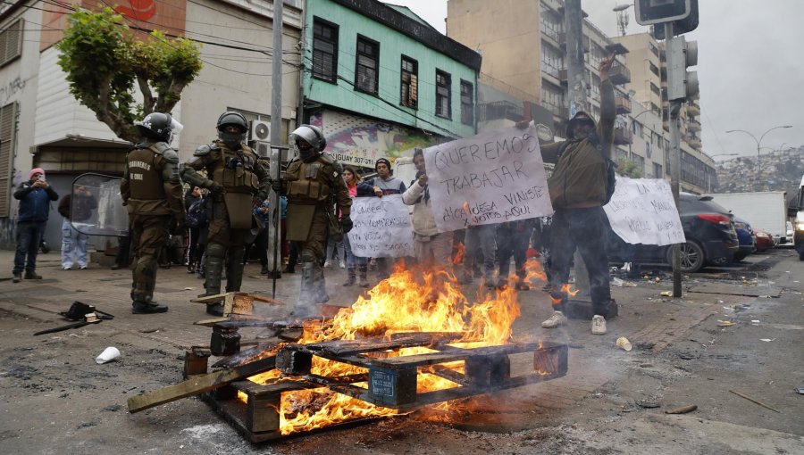 Pese a protestas y barricadas, Valparaíso dio inicio a plan contra el comercio ambulante con operativo de despeje en Mercado Cardonal