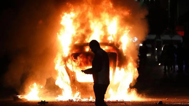 El presunto caso de violación que desató una ola de disturbios "racistas" y "xenófobos" en Irlanda del Norte