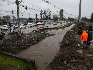 Monitorean el canal Santa Marta en Maipú y afirman que "de momento no presenta un riesgo mayor de desborde"