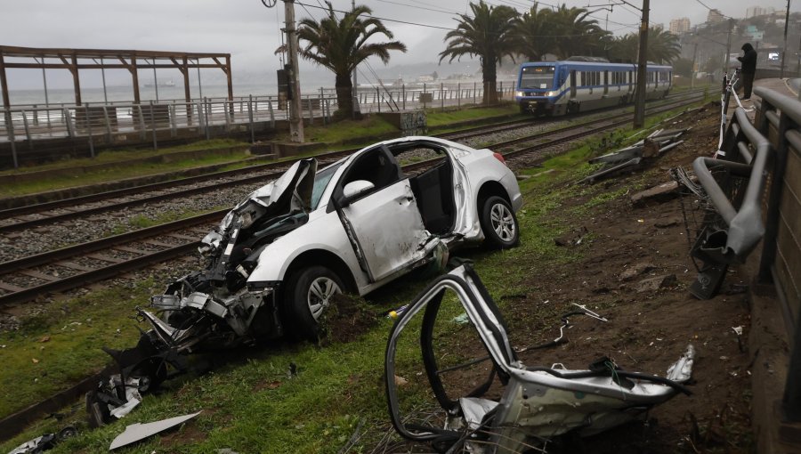 Accidentes de tránsito marcaron jornada de lluvias en el Gran Valparaíso: uno de ellos terminó con auto volcado sobre la línea férrea