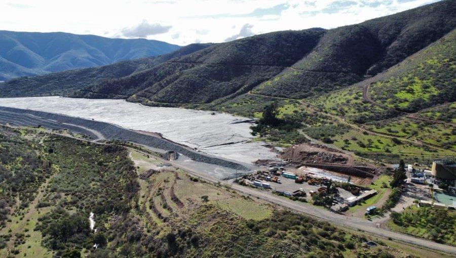 Cursan millonarias multas a minera por contaminación de río y quebrada en Cabildo