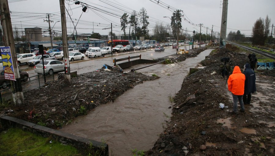 Monitorean el canal Santa Marta en Maipú y afirman que "de momento no presenta un riesgo mayor de desborde"