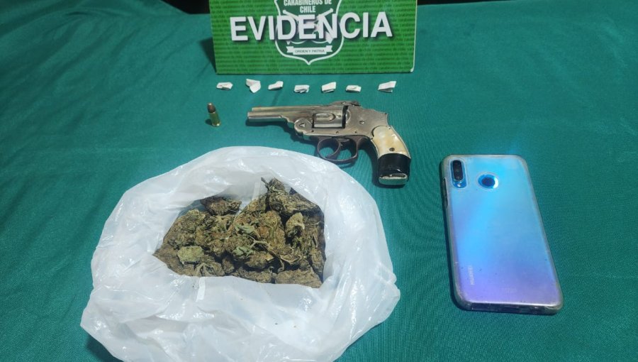 Con drogas y un arma de fuego detienen a dos sujetos en pleno centro de Viña del Mar