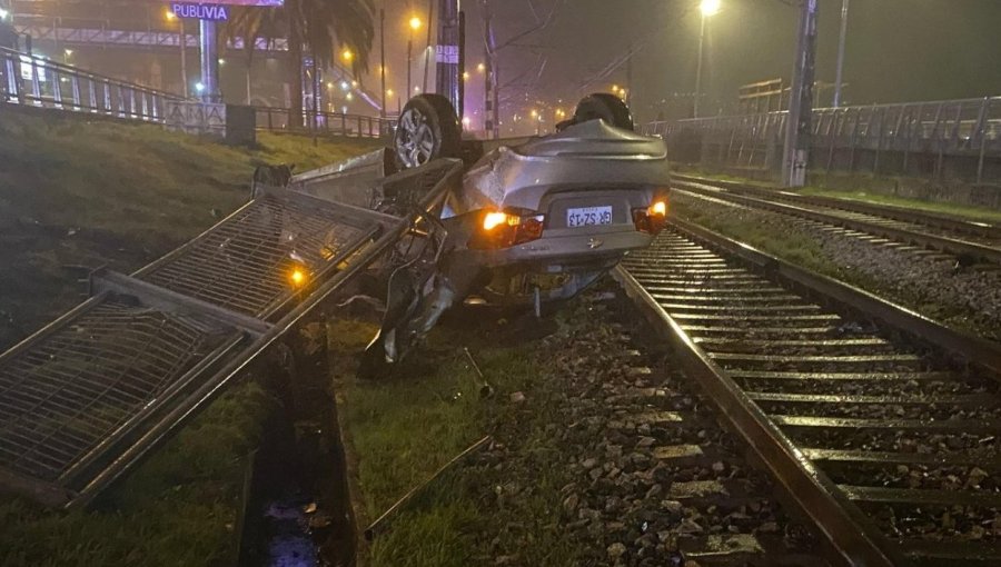 Automóvil particular termina volcado a un costado de la línea férrea en Valparaíso