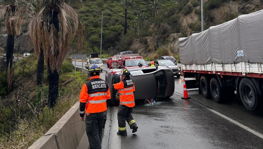 Dos lesionados deja colisión con posterior volcamiento en la ruta Las Palmas de Viña
