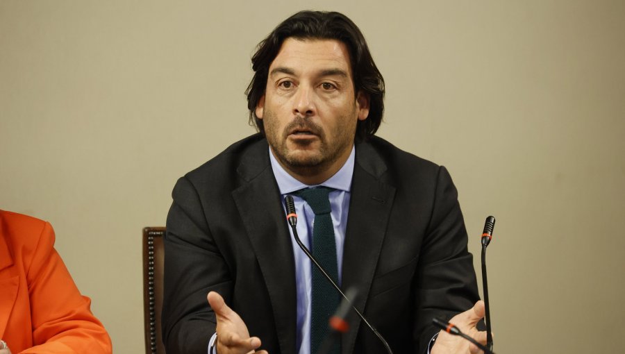 Diputado Leiva dice que "sería gravísimo" que parlamentarios hayan presentado licencias médicas para salir del país