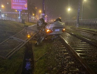 Automóvil particular termina volcado a un costado de la línea férrea en Valparaíso