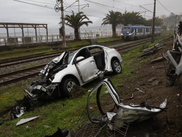 Accidentes de tránsito marcaron jornada de lluvias en el Gran Valparaíso: uno de ellos terminó con auto volcado sobre la línea férrea