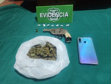 Con drogas y un arma de fuego detienen a dos sujetos en pleno centro de Viña del Mar